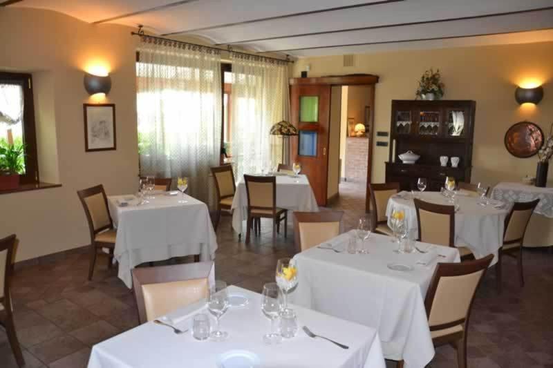 Trattoria Del Bivio Guest House Cerretto Langhe Eksteriør bilde