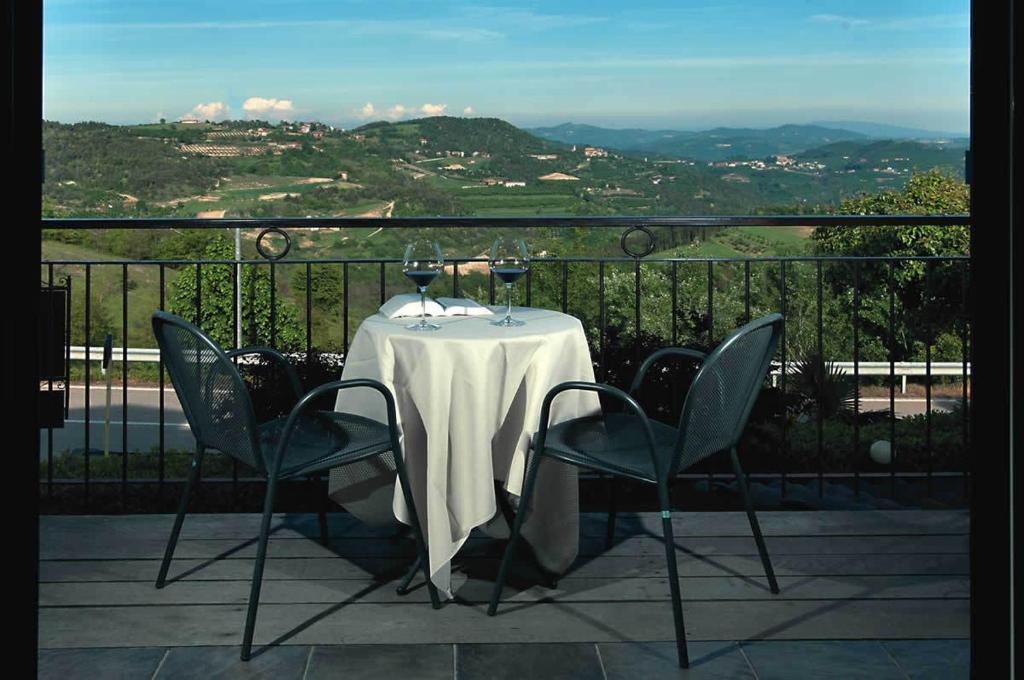 Trattoria Del Bivio Guest House Cerretto Langhe Rom bilde