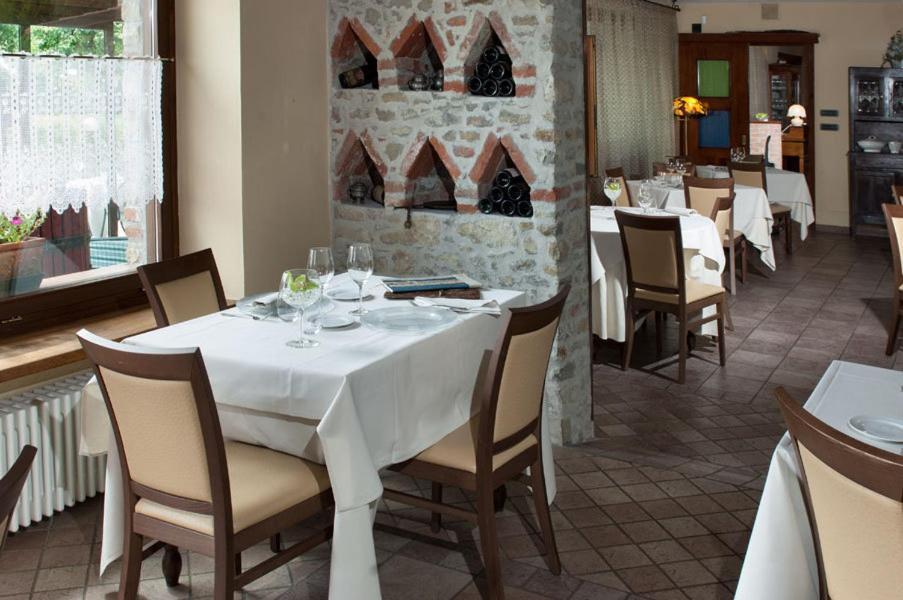 Trattoria Del Bivio Guest House Cerretto Langhe Eksteriør bilde