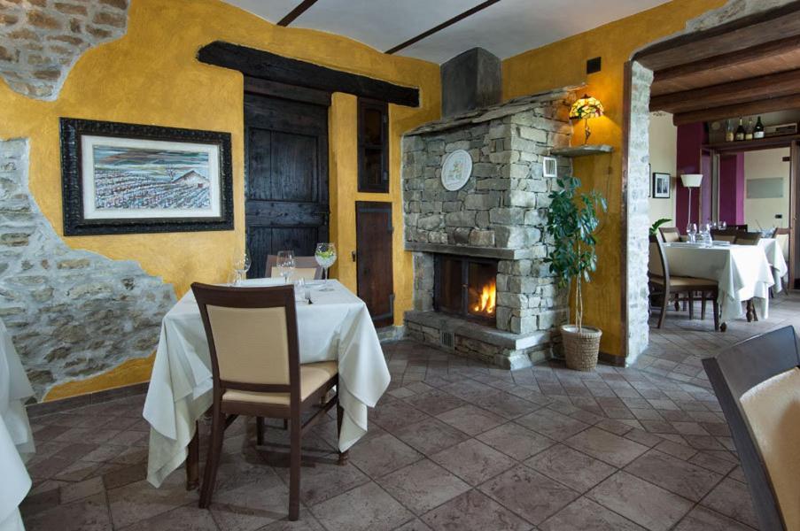 Trattoria Del Bivio Guest House Cerretto Langhe Eksteriør bilde