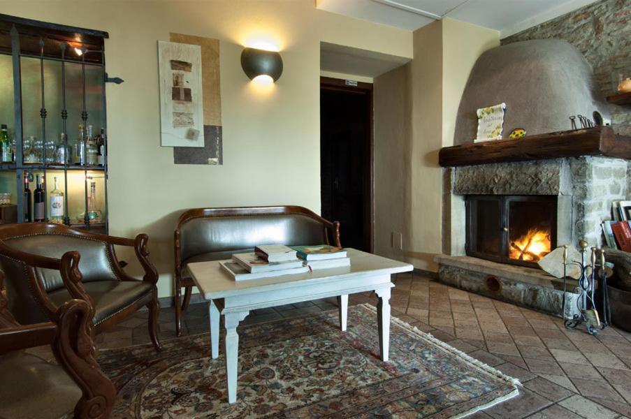 Trattoria Del Bivio Guest House Cerretto Langhe Eksteriør bilde
