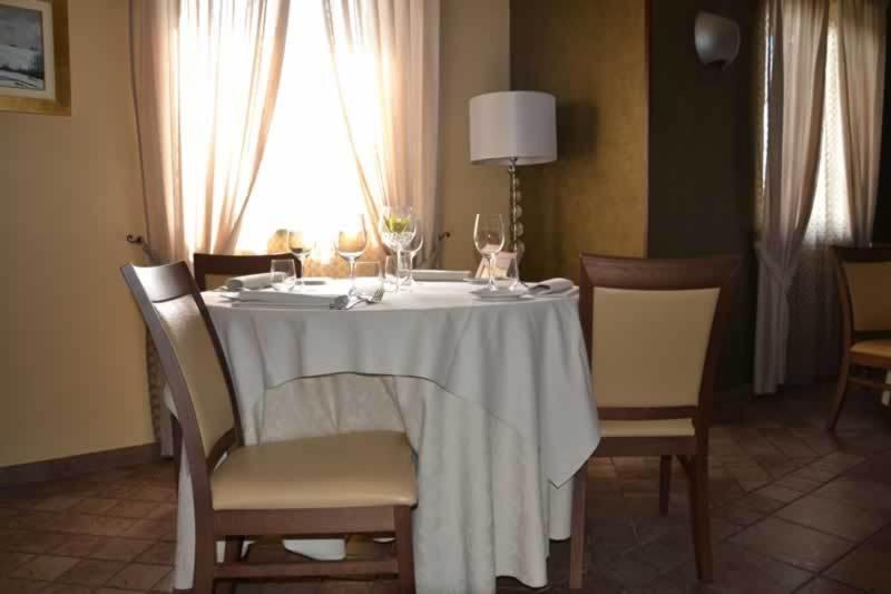 Trattoria Del Bivio Guest House Cerretto Langhe Eksteriør bilde