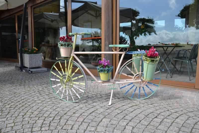 Trattoria Del Bivio Guest House Cerretto Langhe Eksteriør bilde