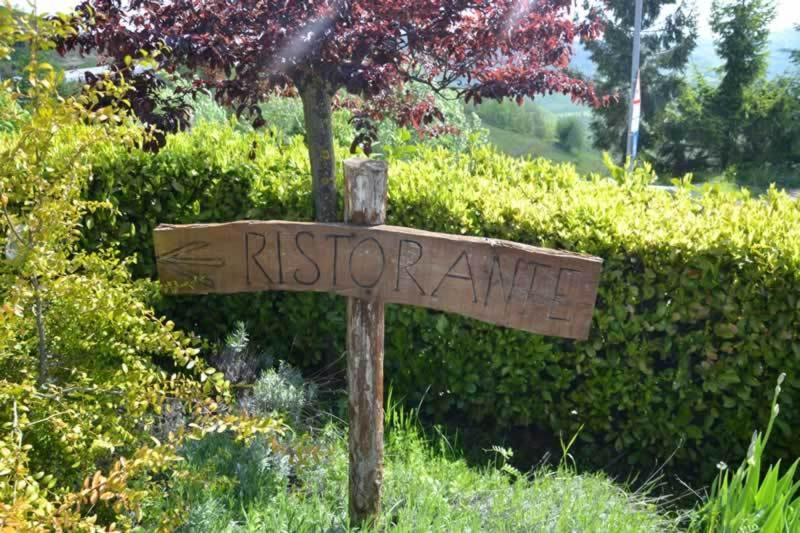 Trattoria Del Bivio Guest House Cerretto Langhe Eksteriør bilde